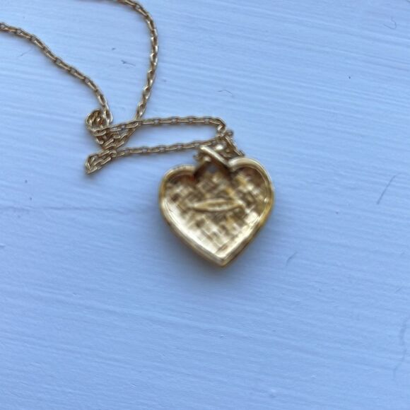 Avon heart 10”length necklace with green stones. - Picture 3 of 3